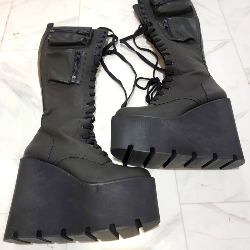 Obsidian Pocket Platform boots, size 11, Black